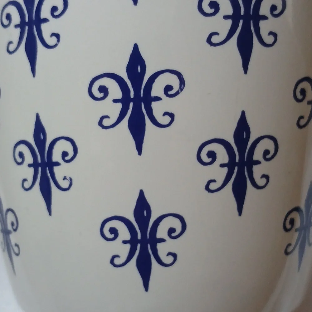 Sur La Table Stoneware Mug Fleur-de-Lis Pattern White Blue 14 oz